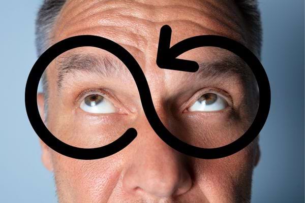 Un signe infini sur le visage d'un homme autour de ses yeux