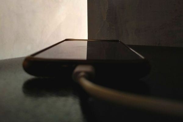 Un téléphone qui charge loin de la lumière du jour