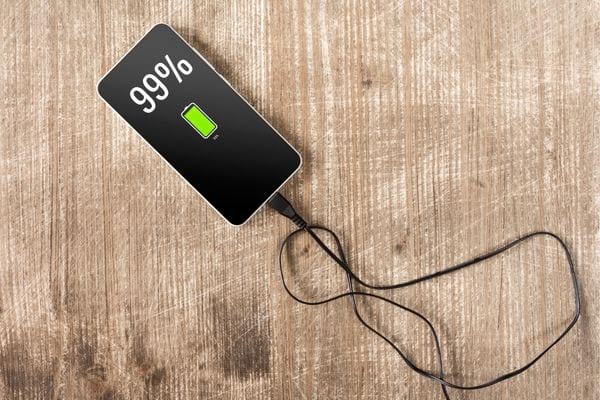 Un téléphone en train de charger presque au maximum
