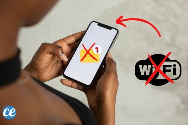 Une femme tenant un smartphone sans wifi qui bloque les notifications 
