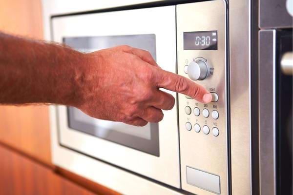 Un horno microondas se puede colocar en un horno para varias personas y se puede calentar.