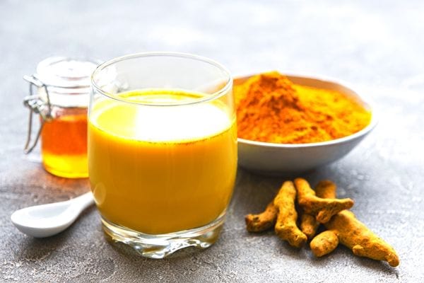 Du miel avec du curcuma est un remède préventif contre le rhume