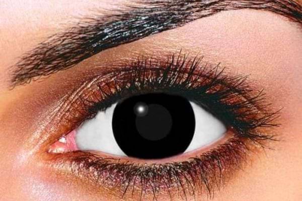 des yeux avec l'iris complètement noire