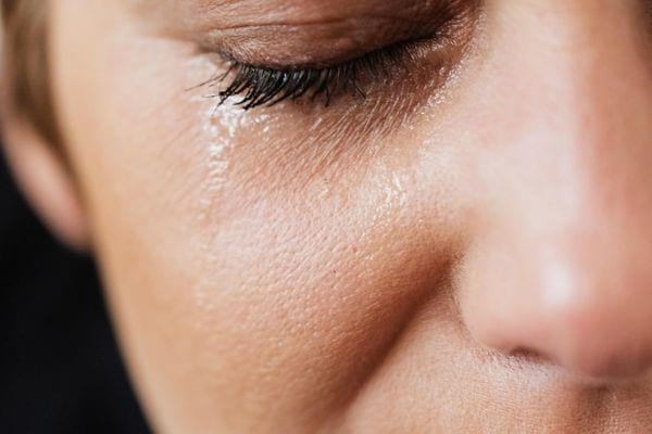 une femme qui pleure