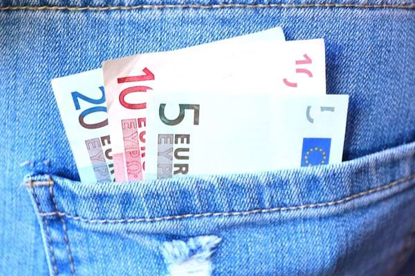 De l'argent en espèce dans une poche arrière de jeans