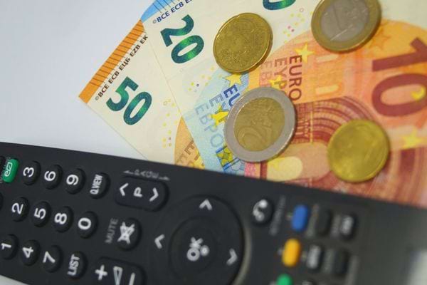 De l'argent en espèce sous une télécommande