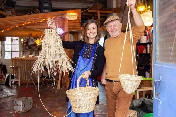 Une femme et un homme dans leur atelier montrant leurs créations