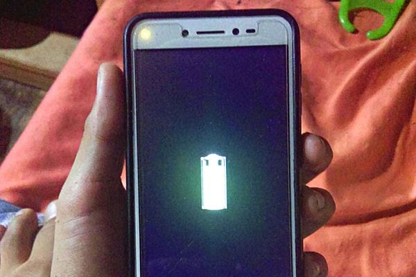 Un téléphone qui est en train de charger 