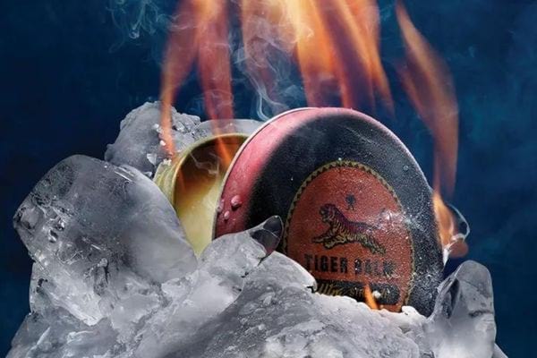 Baume du tigre enflammé dans des glaçons