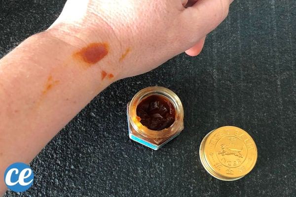 Un baume du tigre rouge sur la peau de quelqu'un