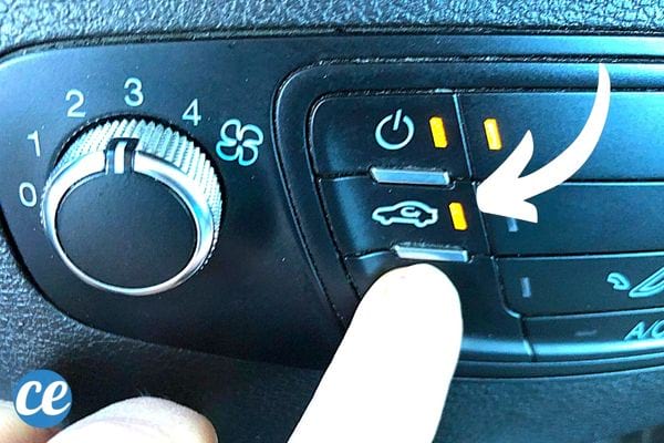 Le bouton de recyclage d'air dans une voiture 