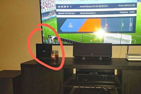 Une box noir à proximité de la télé