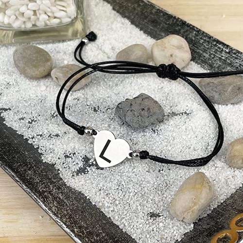 Un bracelet en coeur avec initiale