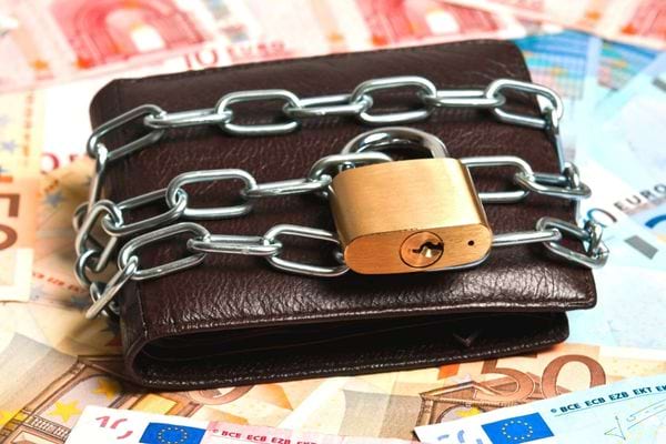 Un porte-monnaie enchainé avec un cadenas
