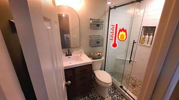 Une salle de bain avec de la chaleur 