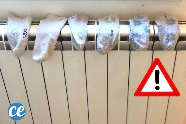 des chaussettes sont étendues sur un radiateur