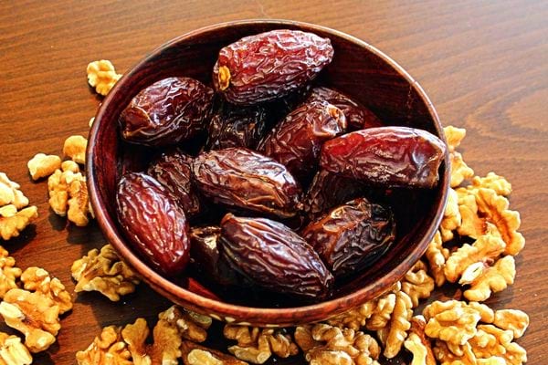 Des dattes dans un bol avec des noix bonnes pour la santé des os