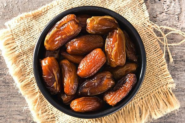 Plusieurs dattes qui sont une excellente alternative au sucre
