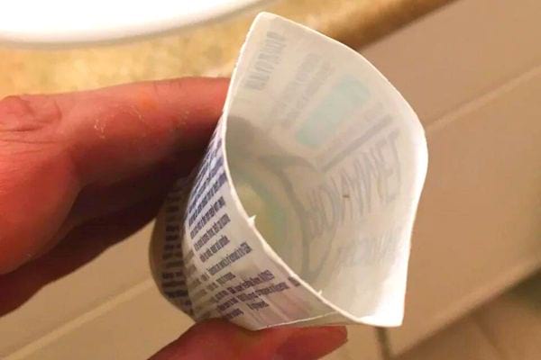 Un tube de dentifrice coupé à moitié