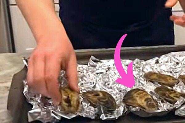 Ouvrir les huîtres en les mettant au four sur du papier alu