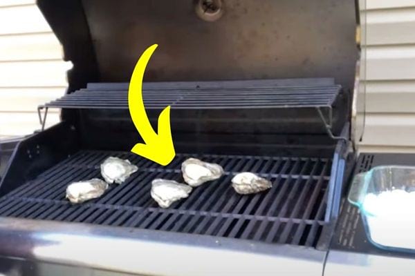 Ouvrir les huîtres en les mettant sur le gril