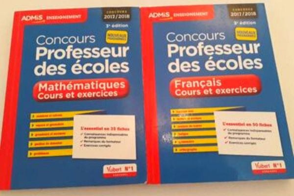 Deux manuels scolaires bleu