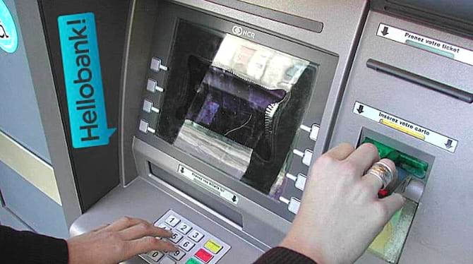 Un distributeur de billet dans la banque Hello Bank 