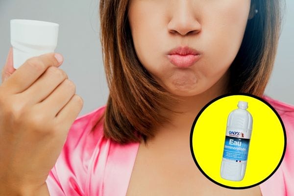 Une femme se nettoyant la bouche avec de l'eau déminéralisée 