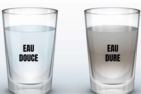 Un verre contenant de l'eau douce et dure