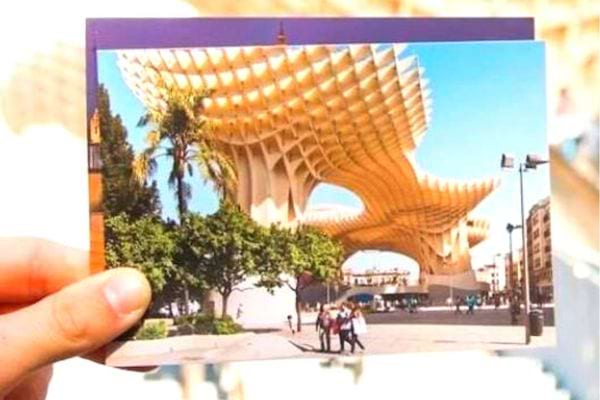 Une personne tenant des photos imprimées
