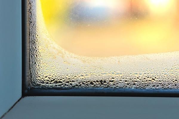 Ein schlecht isoliertes Fenster mit Kondenswasserbildung