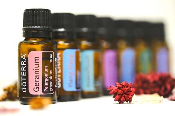 Des flacons d'huiles essentielles comme remède contre la perlèche