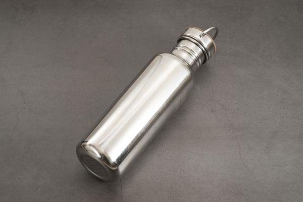 Une gourde sans BPA avec une couleur argenté