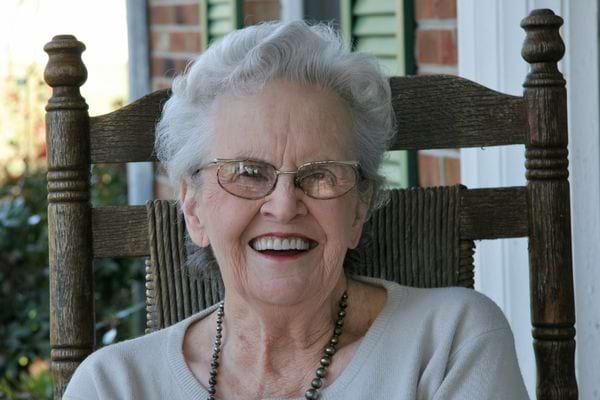 Une grand-mère sur une chaise