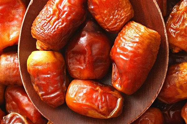 Des dattes dans un bol qui sont bonnes pour la santé des intestins