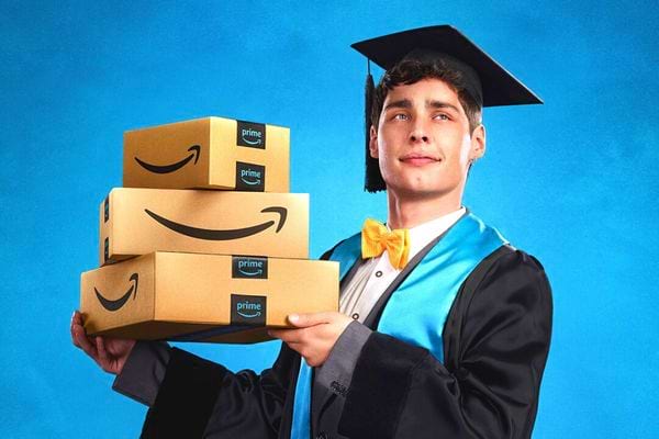Un homme étudiant tenant des colis Amazon