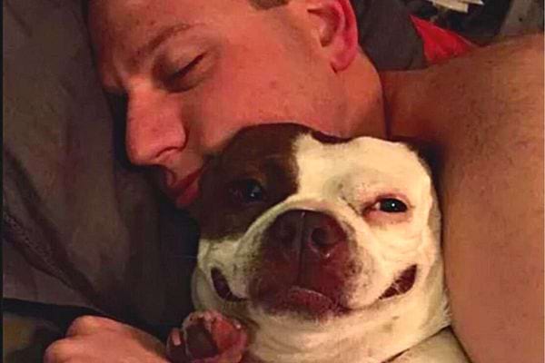 Un homme qui dort avec son chien heureux 