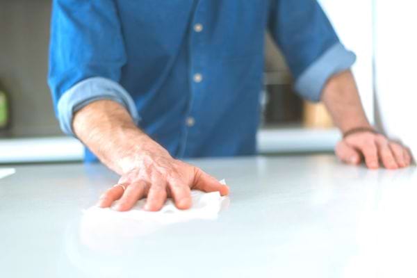 Un homme qui nettoie à l'aide d'une lingette
