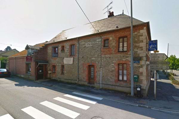 Un immeuble dans une campagne