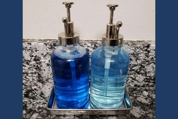 Un liquide vaisselle dans un flacon transparent