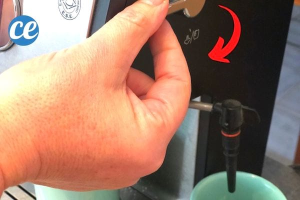 Une personne mettant le mode vapeur sur une machine à café