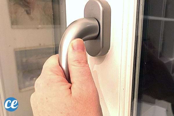 La porte d'une fenêtre fermée