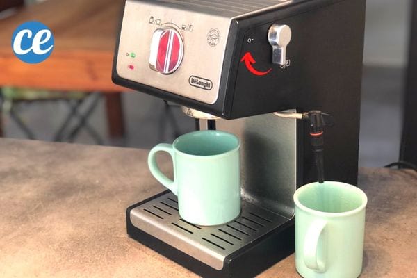 Deux tasses bleue pour nettoyer une machine à café