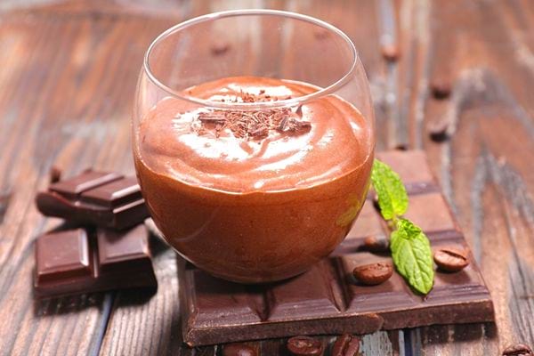 Une mousse au chocolat dans un verre