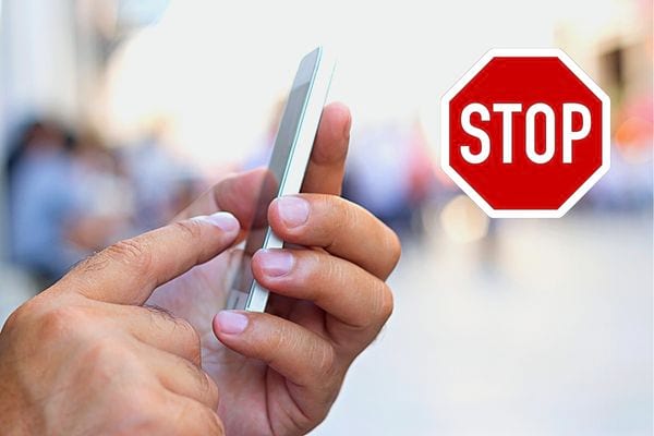 Une personne qui s'apprête à cliquer sur son téléphone