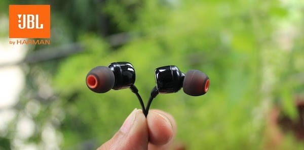 Une paire d'écouteurs intra-auriculaires filaires JBL T110