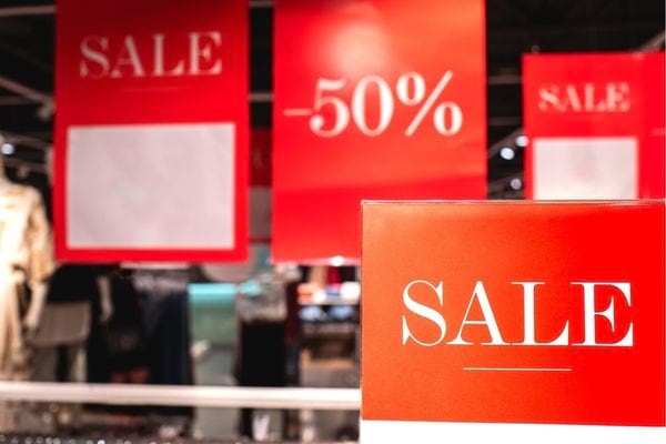 Des panneaux rouges signalant les soldes