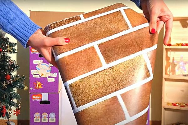 Une femme montrant les briques en autocollant