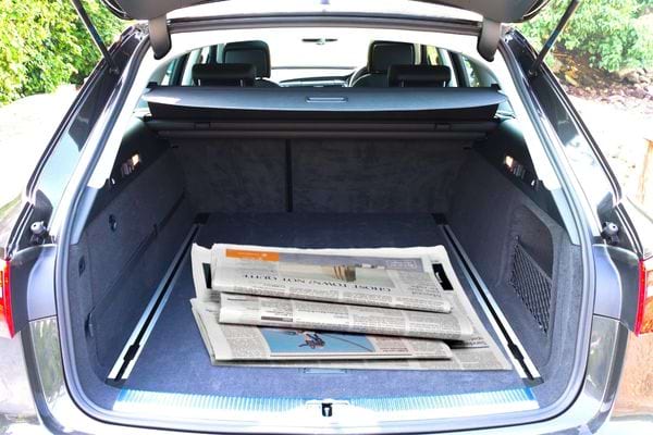 Des journaux dans un coffre de voiture 