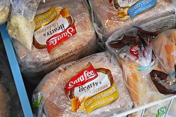 Des paquets de pain congelés non entamés